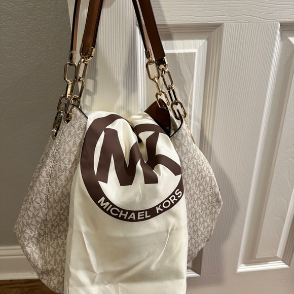 Michael Kors Lillie Large Logo Shoulder Bag - Picture 9 of 9